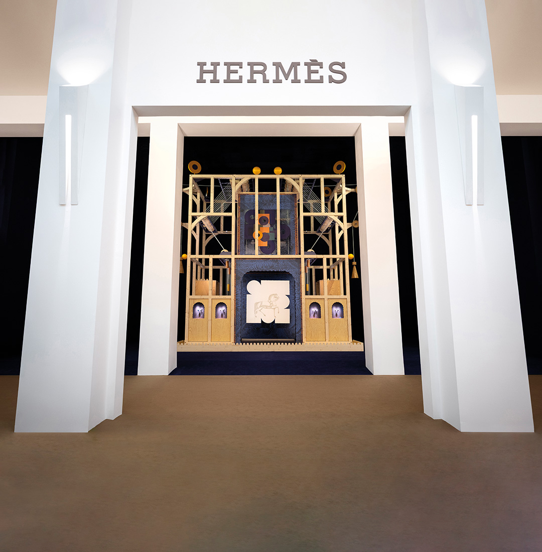 アート・デザイン・音楽 Hermes Hermès transforms watchmaking into a theatrical spectacle at